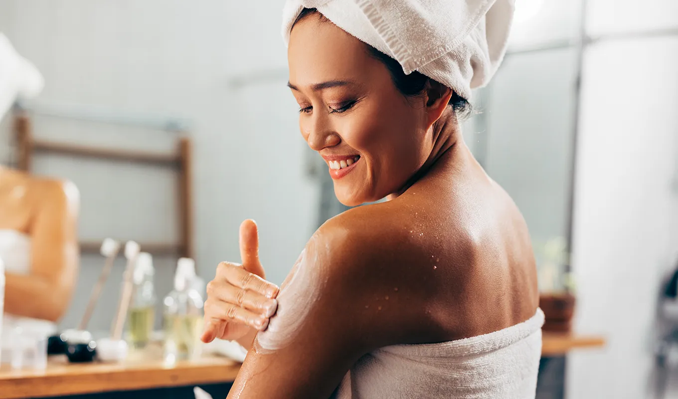 Exporteren Licht Glam Winkel -Exporteren Licht Glam Winkel Body Skincare Routine a woman applying body lotion to her arms